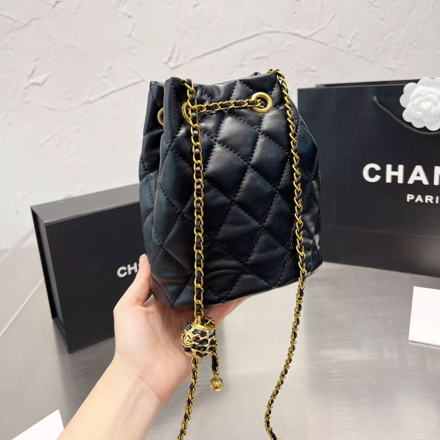 Bolso cubo con cordón de diamantes