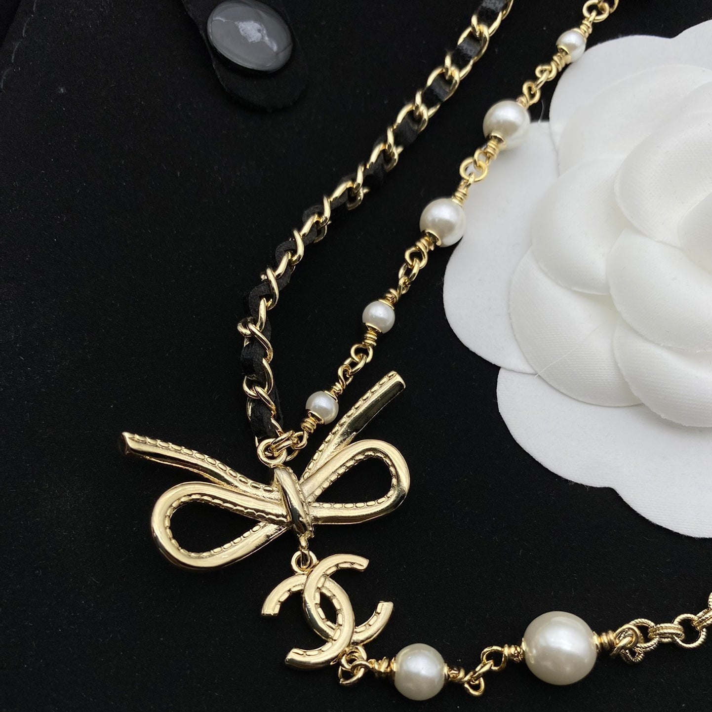 Collier double rang de perles avec nœud.