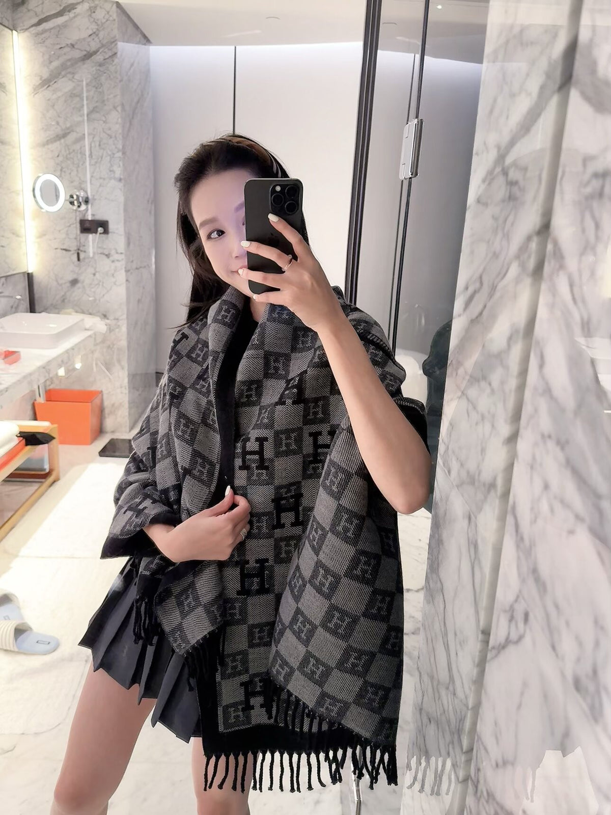 2026 New Checkered Cashmere Scarf – Elegant Autumn/Winter Essential