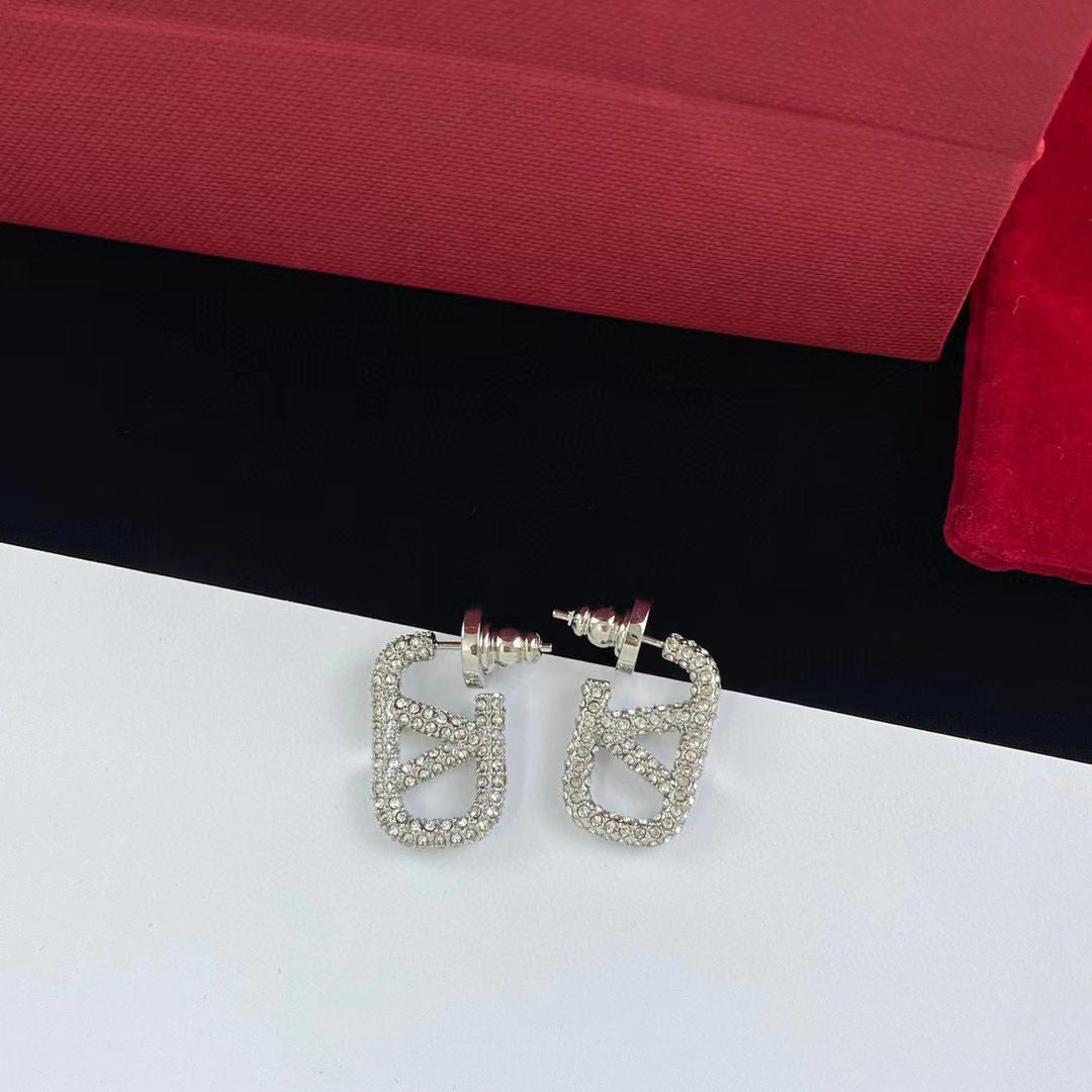 Pendientes con logotipo de metal con diamantes completos