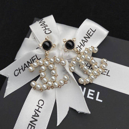 Pendientes de vinilo con diamantes y perlas