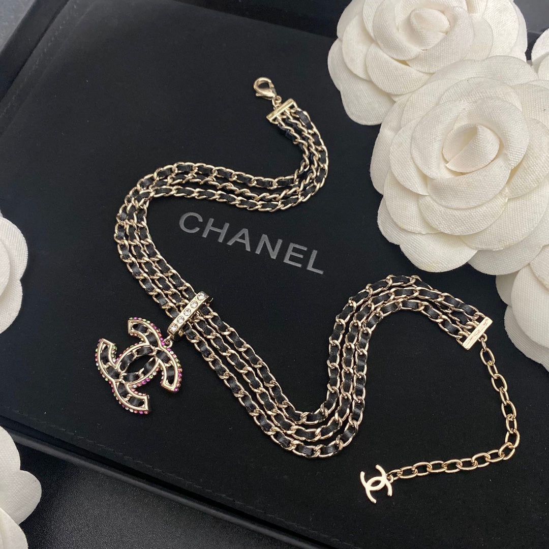Collar de cuero con colgante de letras de 3 capas prémium