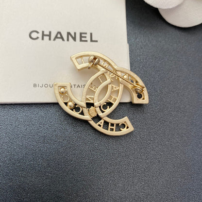 Elegante Broche de Perlas y Diamantes Brillantes