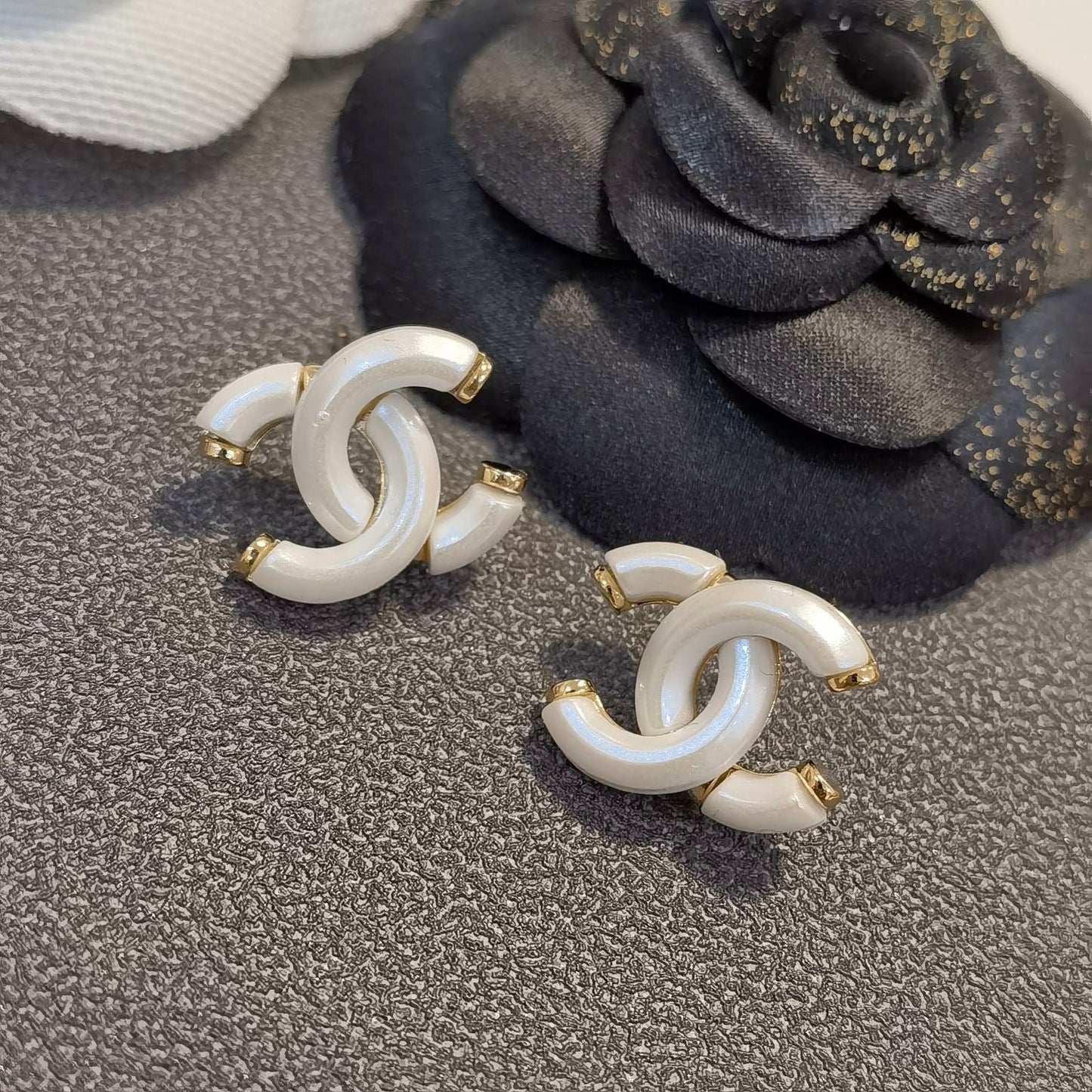 Aretes con Doble C Blancos