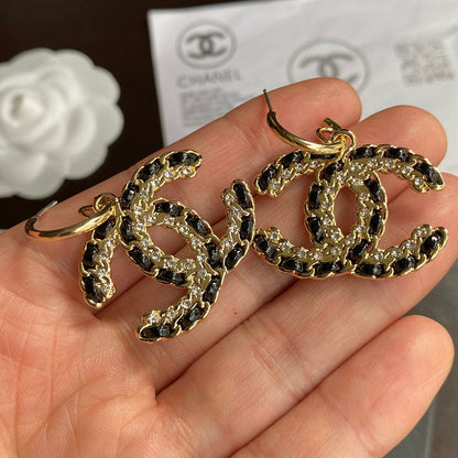 Pendientes colgantes de cuero negro y dorado