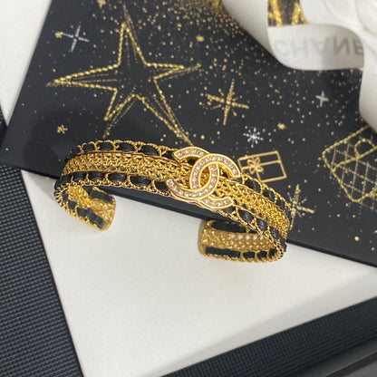 Pulsera de cuero con cuerda y letra de circonita