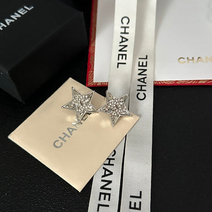Pendientes plateados con pedrería en forma de estrella