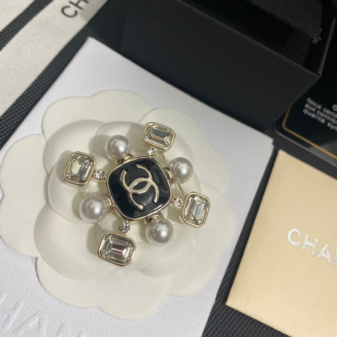 Broche élégante en pierres précieuses et perles