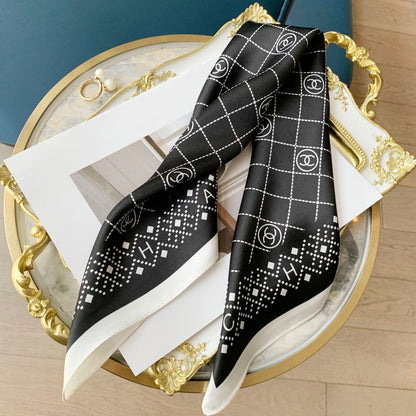 Pañuelo de seda cuadrado elegante con rombos