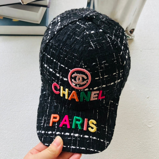 Casquette de baseball femme brodée de lettres colorées