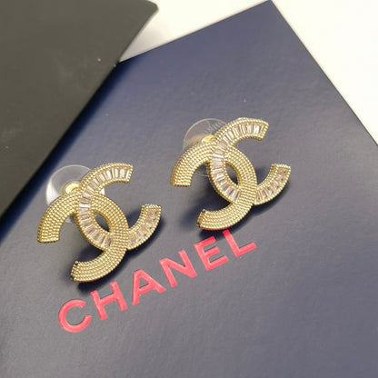Boucles d'oreilles clous Zircon motif lettre