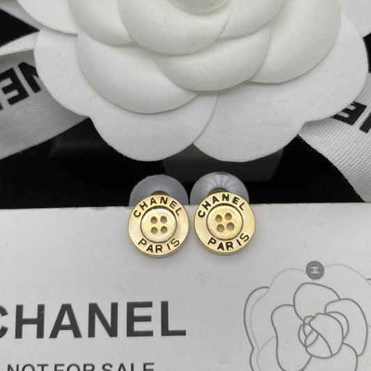 Boucles d'oreilles clous bouton gravées logo créatif