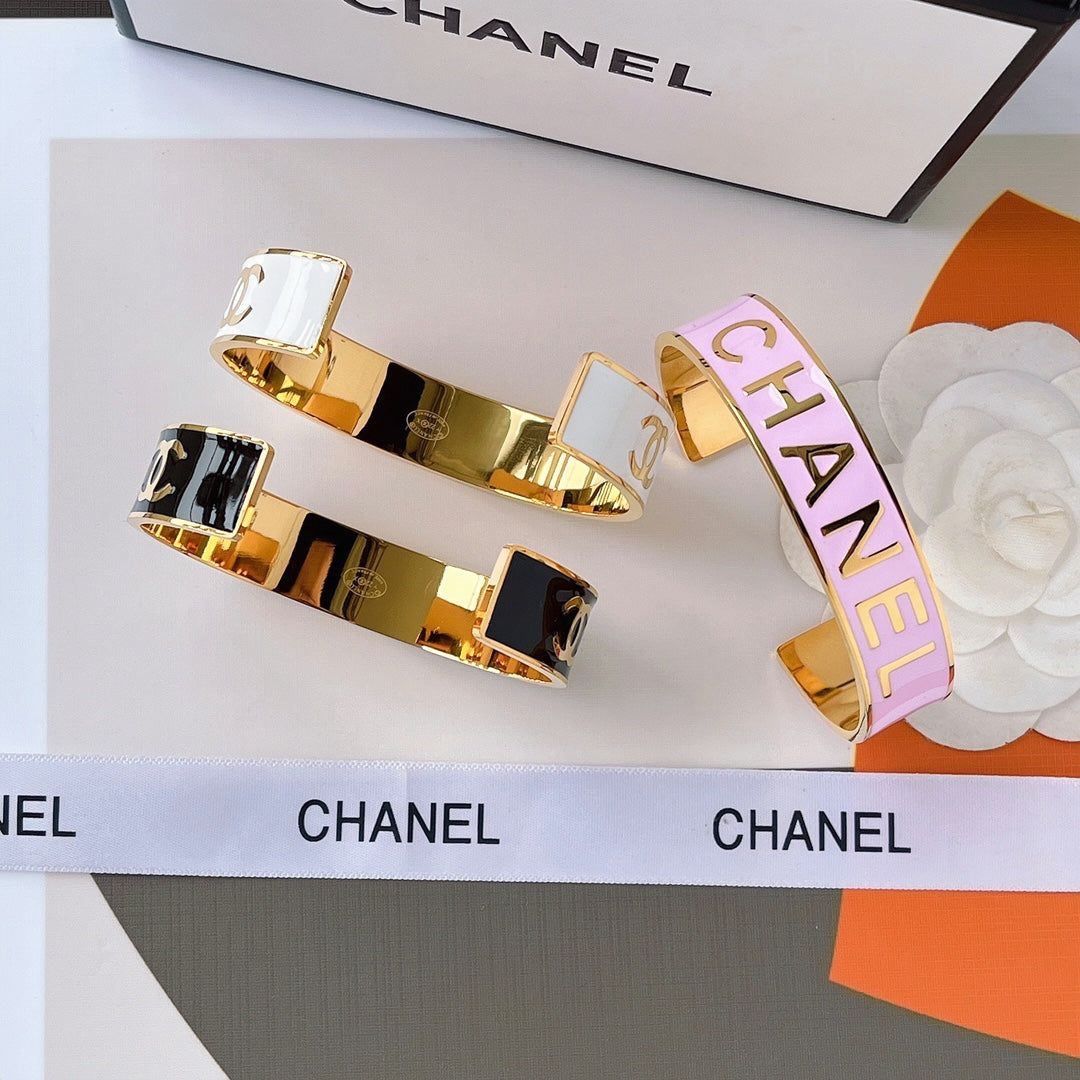 Pulsera abierta de resina epoxi con diseño de moda