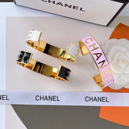 Pulsera abierta de resina epoxi con diseño de moda