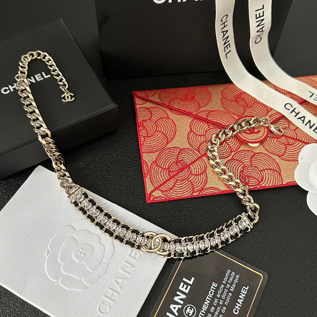 Collier ras du cou brillant avec diamants et pierres épaisses