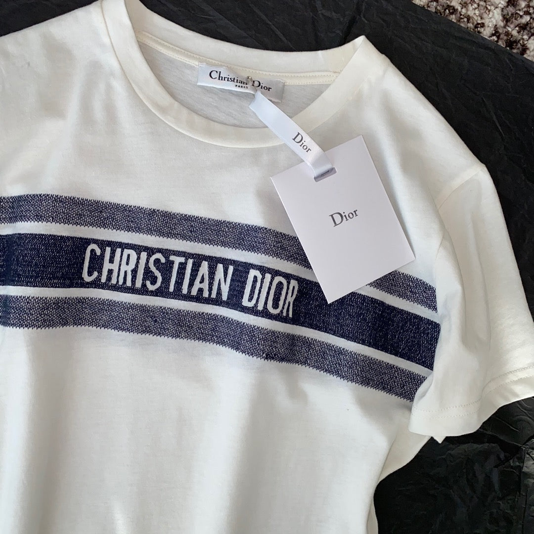 T-shirt brodé en fil teint par nouage