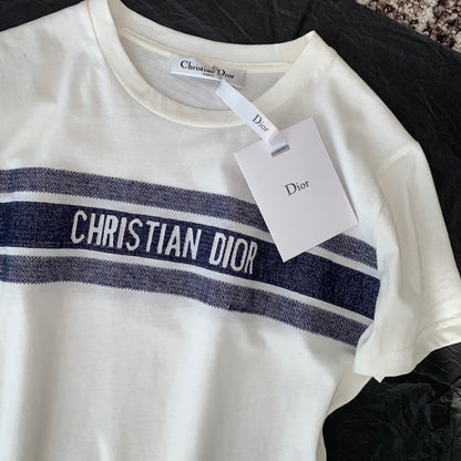 T-shirt brodé en fil teint par nouage