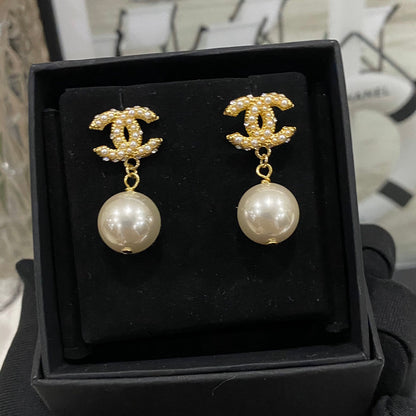 Boucles d'oreilles pendantes élégantes et tendance avec perles