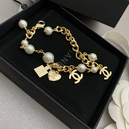 Pulsera con colgante de botella de perfume