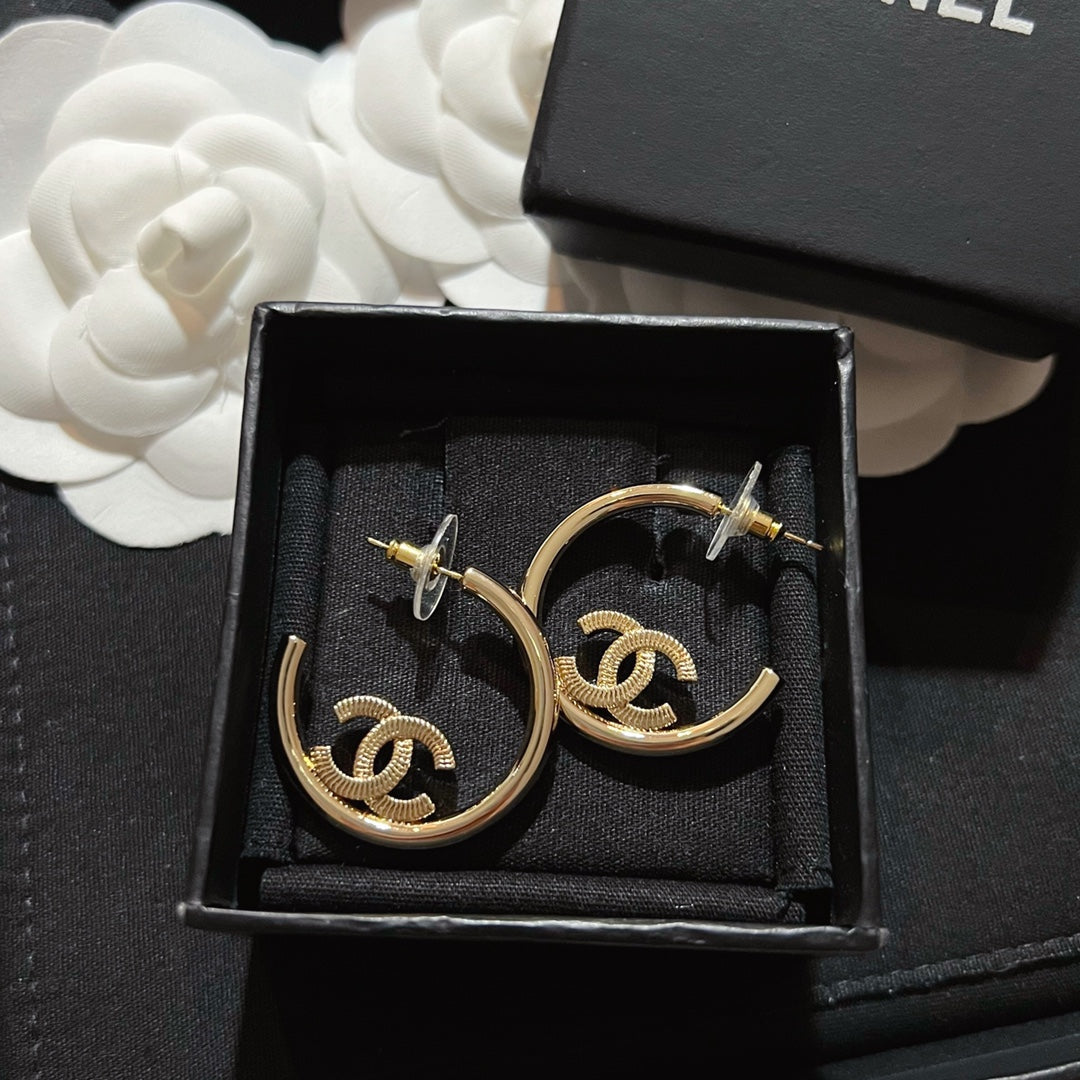 Boucles d'oreilles lettre demi-cercle