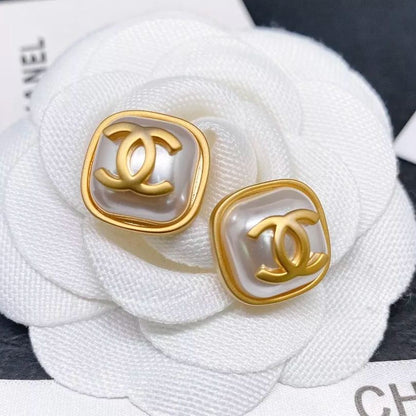 Puces d'oreilles carrées en perle