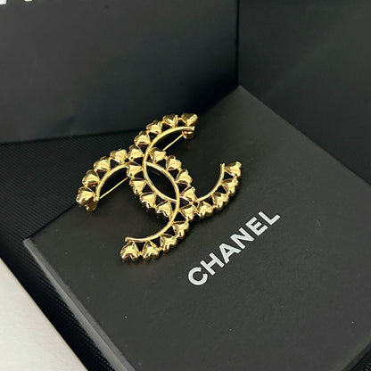 Broche con logo de corazón electrochapado