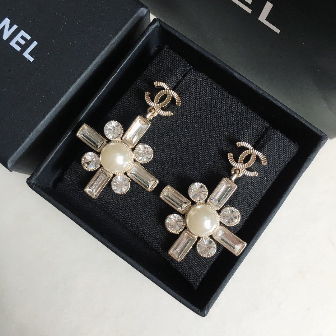 Pendientes de perlas con diamantes cuadrados y temperamento