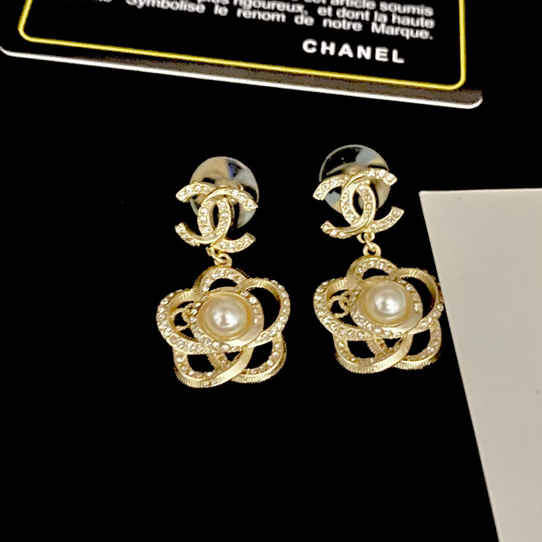 Boucles d'oreilles fleur diamant et perle