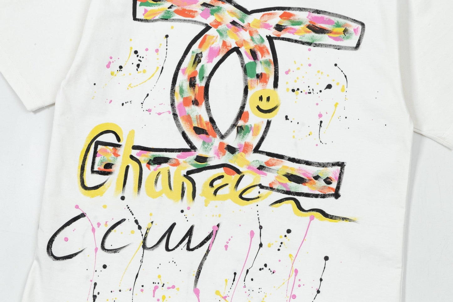 T-shirt graffiti coloré fait à la main