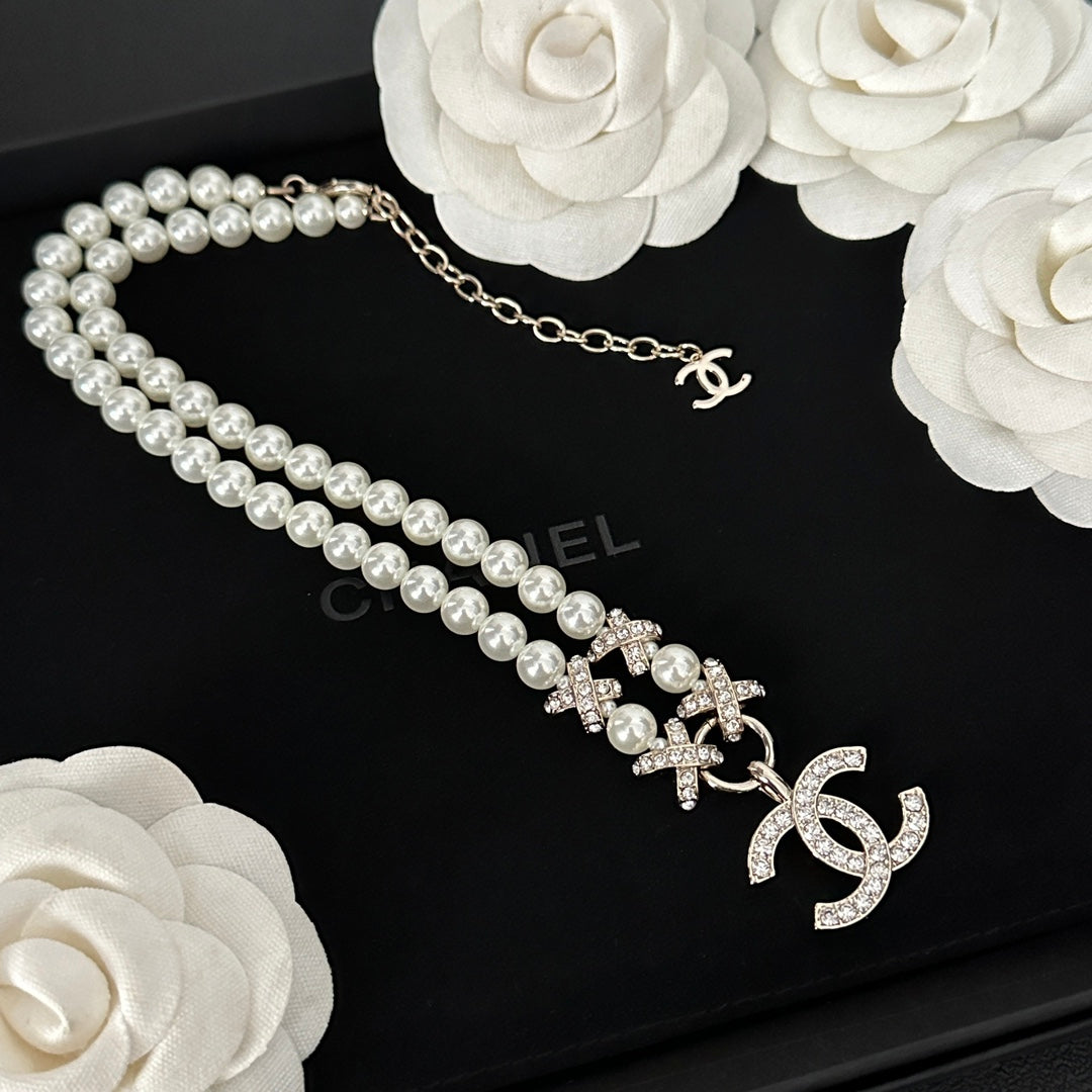 Elegante collar de perlas y diamantes
