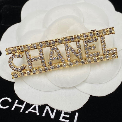 Broche de letras de diamantes brillantes