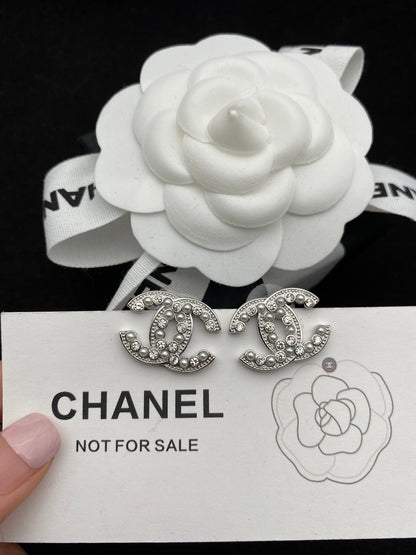 Boucles d'oreilles clous Double C diamant et perles