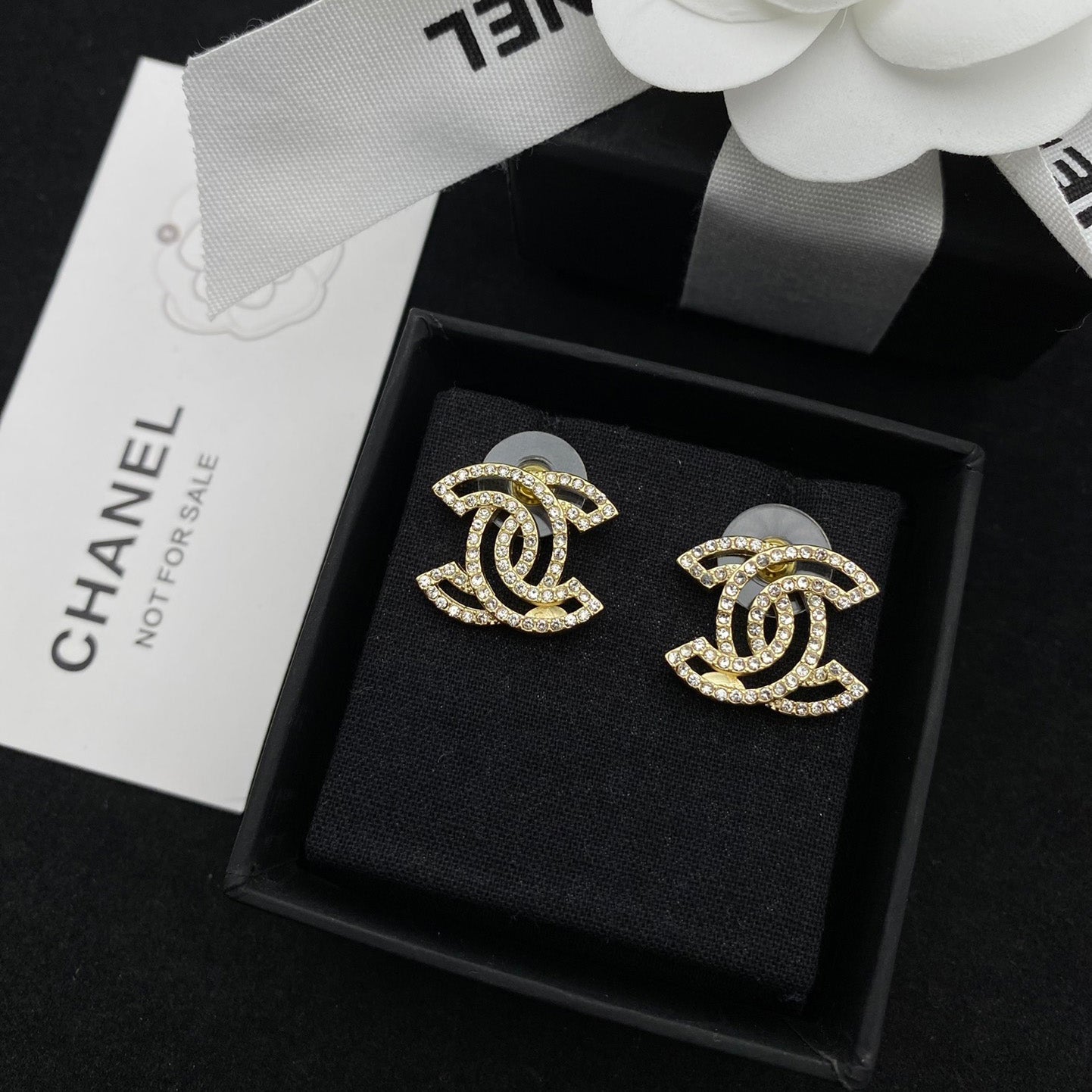 Clous d'oreilles lettre diamant ajourés