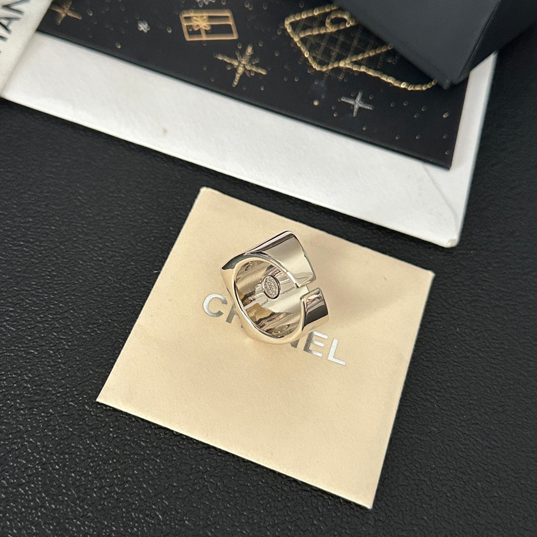 Bague ouverte blanche vintage