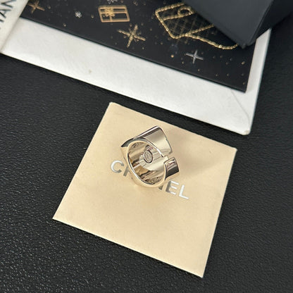 Bague ouverte blanche vintage