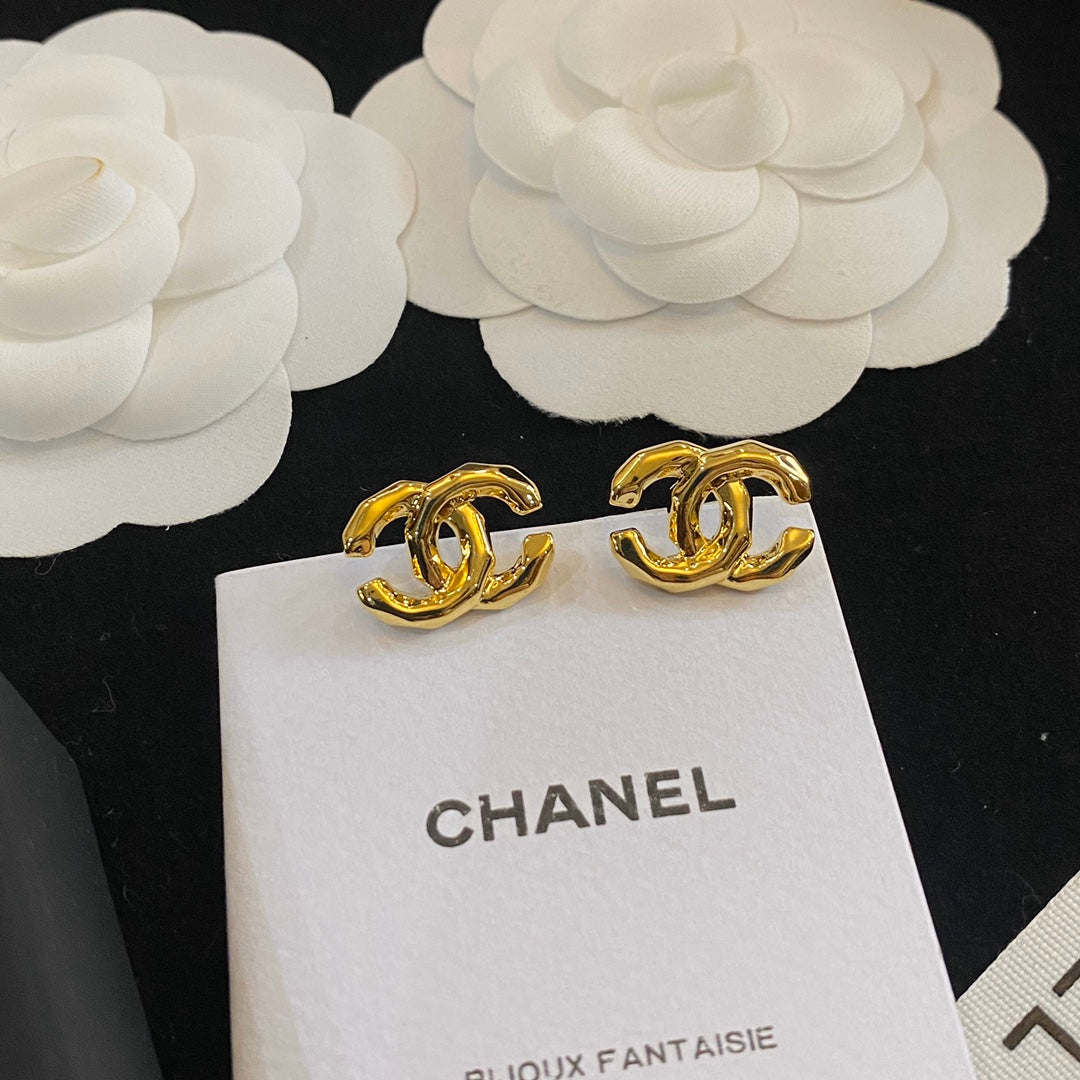 Puces d'oreilles délicates en or avec logo