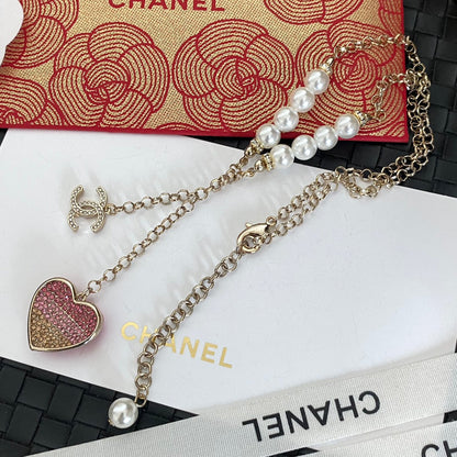 Collar de Perlas con Colgante de Corazón Rosa
