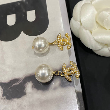 Boucles d'oreilles pendantes élégantes et tendance avec perles