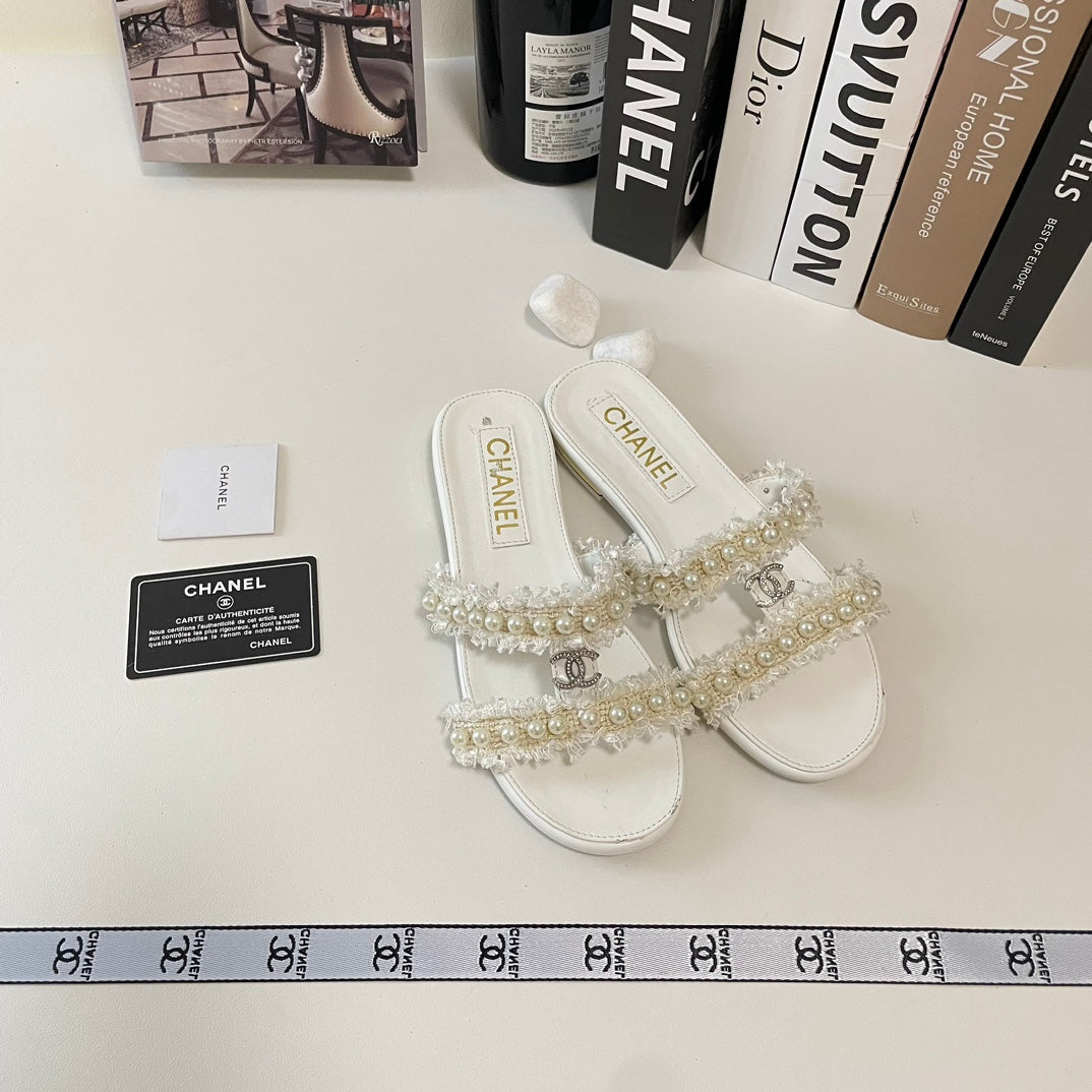 Zapatillas planas elegantes con doble tira de perlas