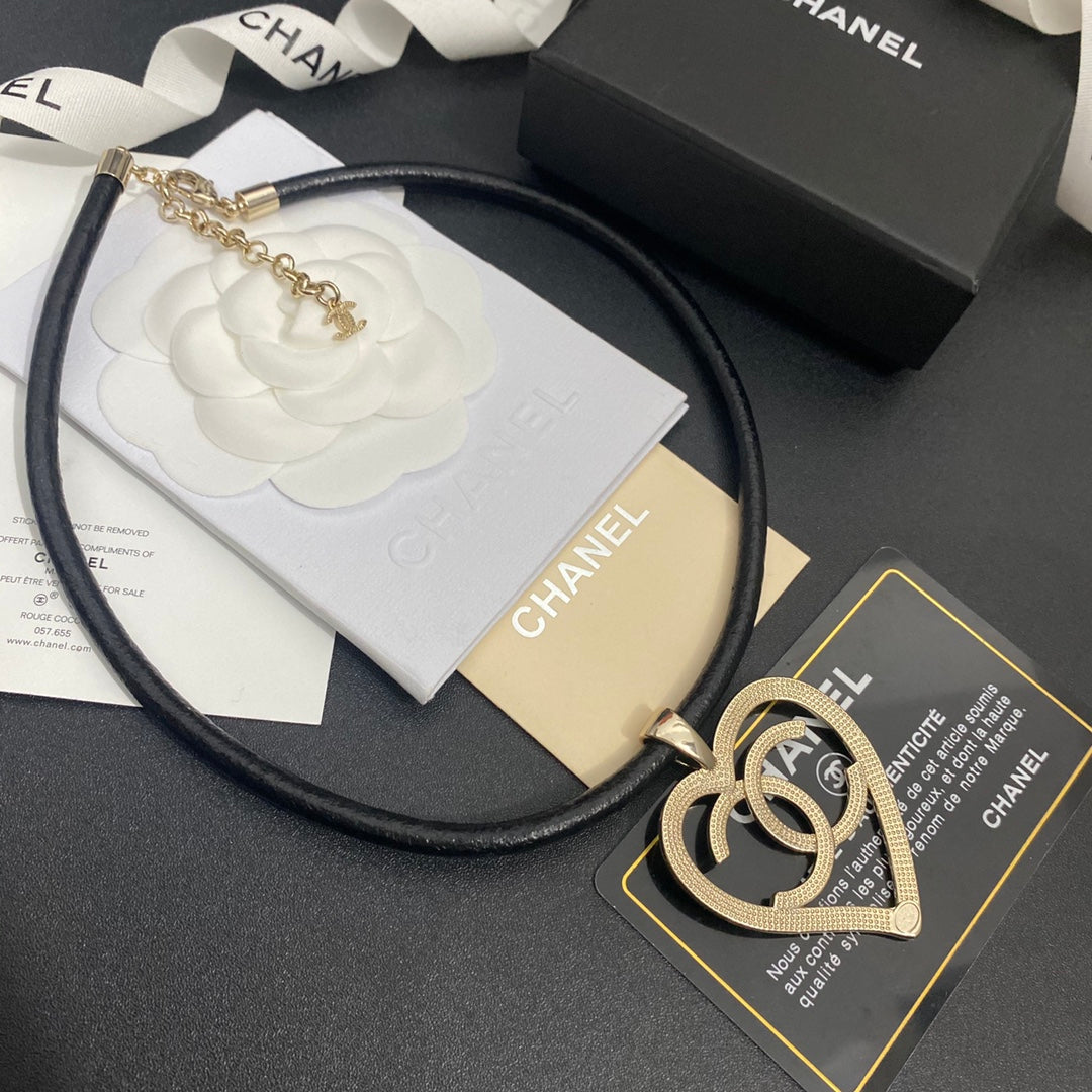 Collar de cuero con corazón calado