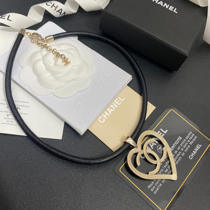 Collar de cuero con corazón calado