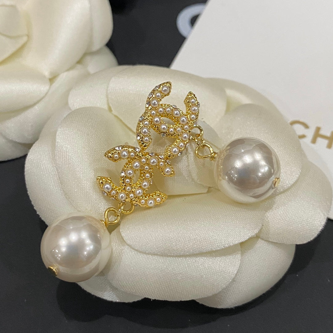 Boucles d'oreilles pendantes élégantes et tendance avec perles