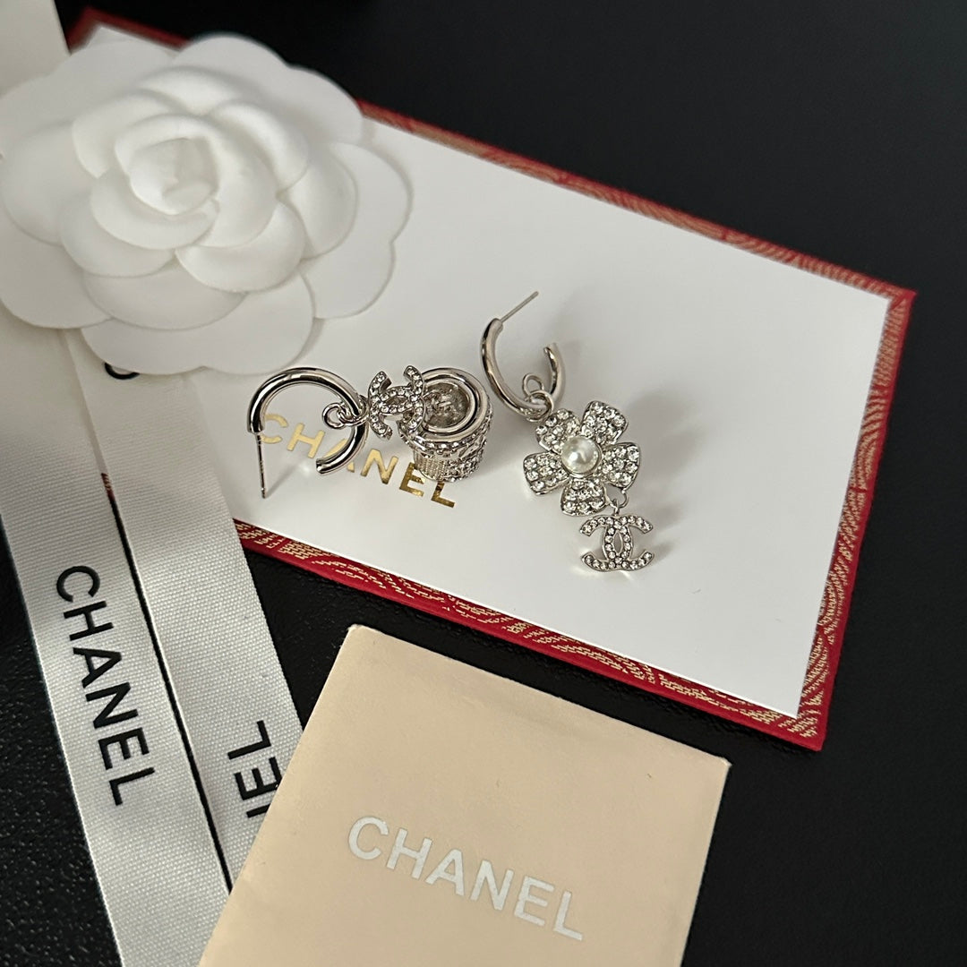 Pendientes asimétricos de flor con diamantes de imitación
