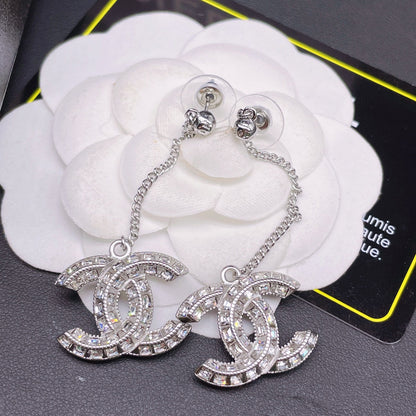 Aretes de cadena con logo brillante