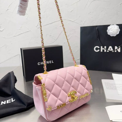Bolso de cuero con monograma metálico Lucky Charm