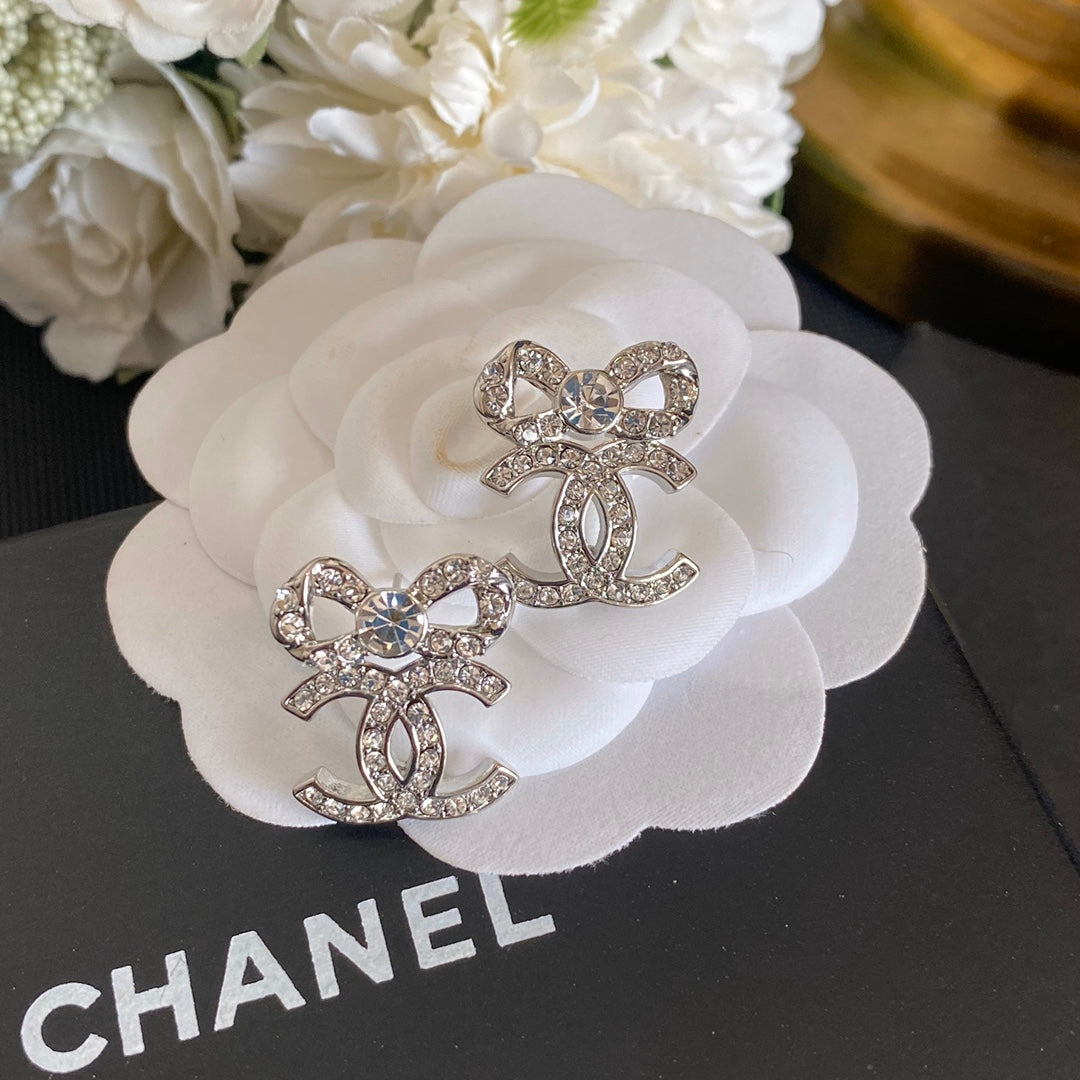 Pendientes Elegantes de Lazo con Diamantes