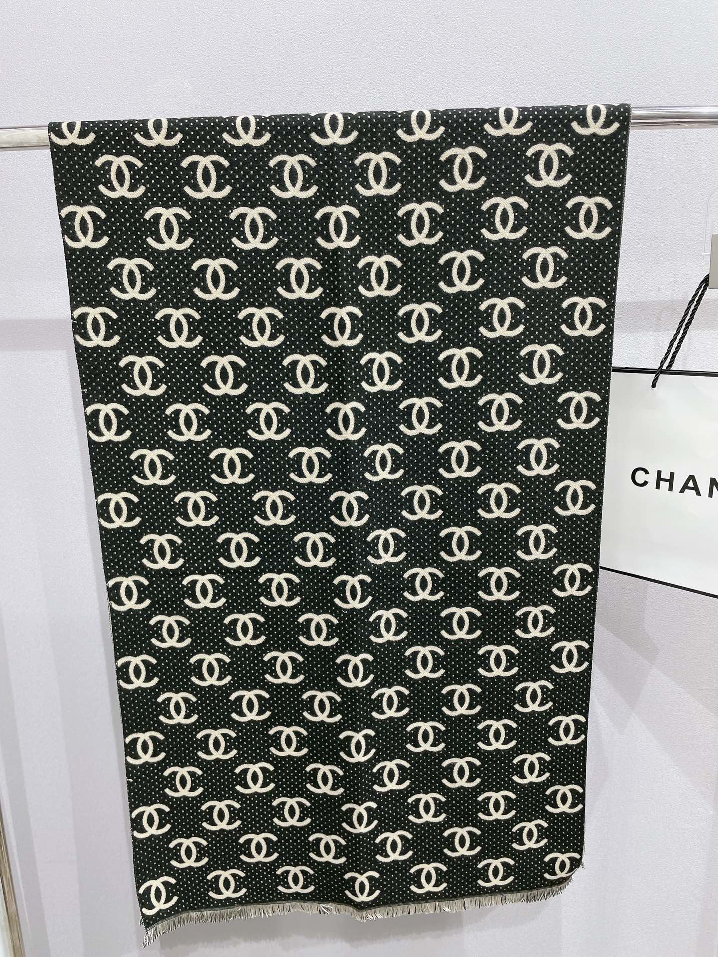 Bufanda pequeña jacquard con logo de temperamento y borde roto