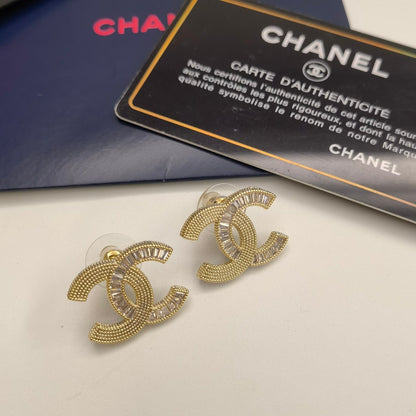 Boucles d'oreilles clous Zircon motif lettre