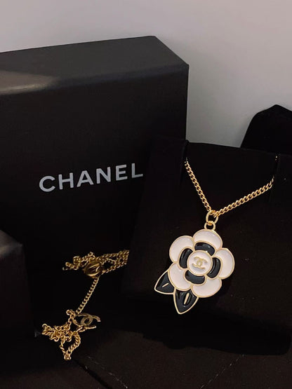 Collar con colgante de camelia