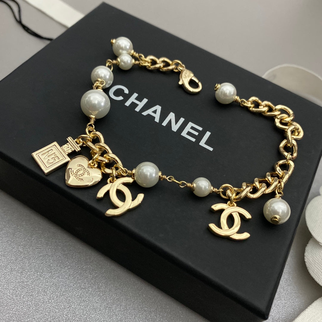 Pulsera con colgante de botella de perfume